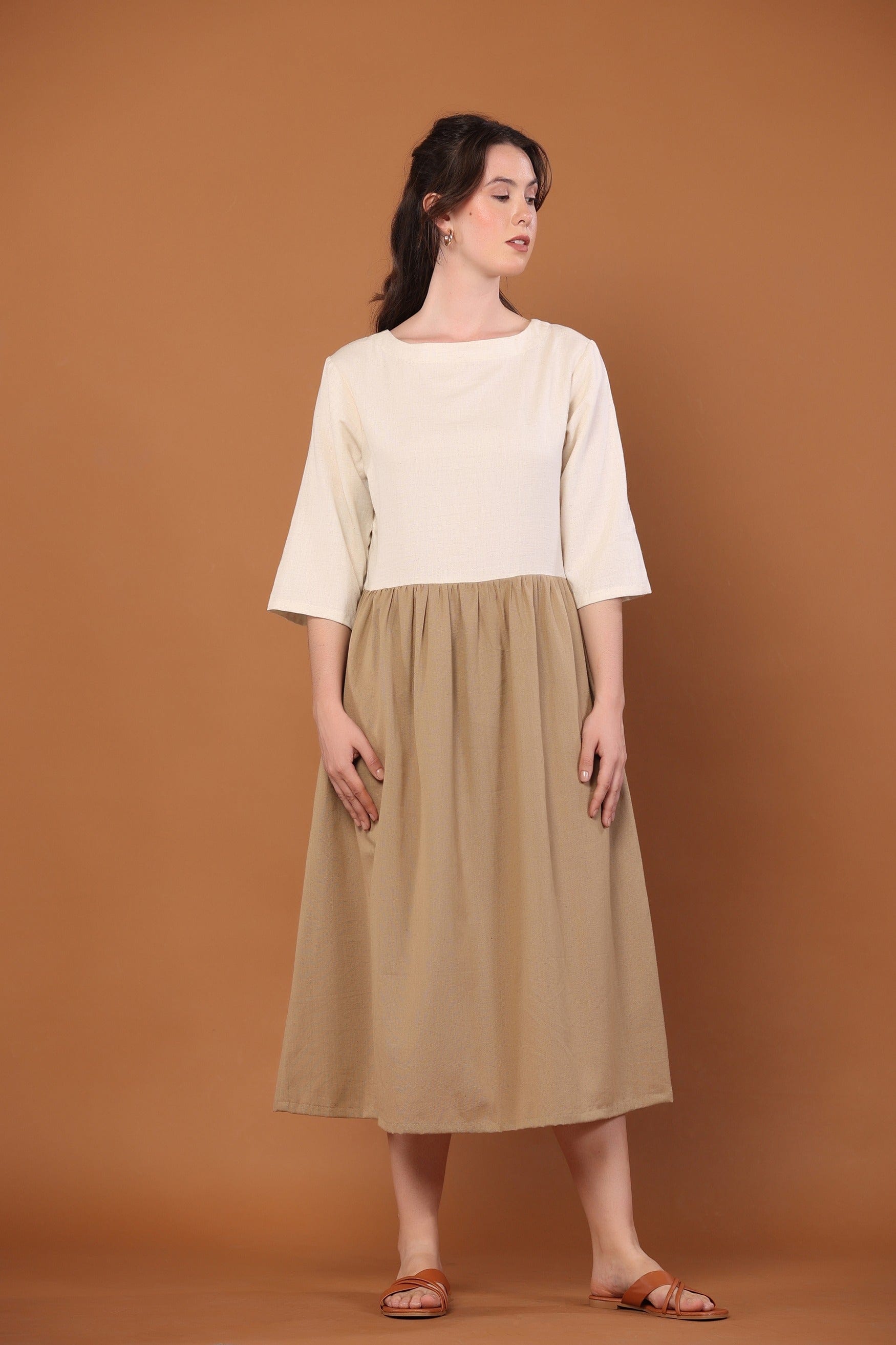 2-farbiges Kleid in Creme und Camel