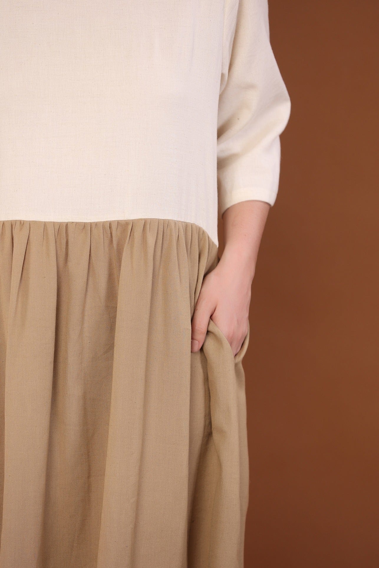 2-farbiges Kleid in Creme und Camel